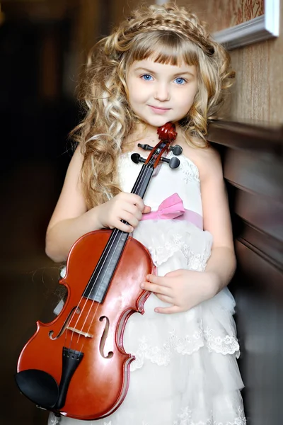 Ritratto di una bambina con un violino — Foto Stock