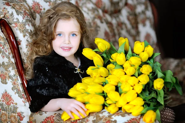 Portrait d'une belle fille avec des fleurs — Photo