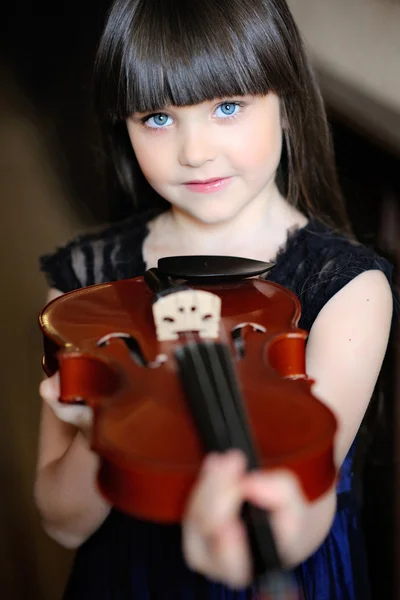 Ritratto di una bambina con un violino — Foto Stock