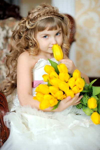 꽃이 핀 아름다운 소녀의 사진 — 스톡 사진