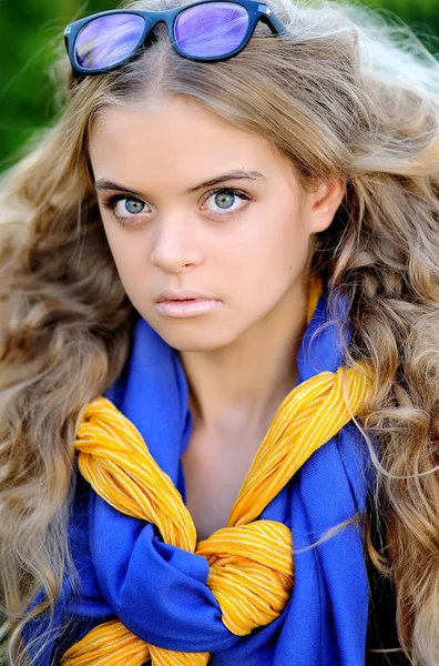 Retrato de una chica de belleza y moda — Foto de Stock