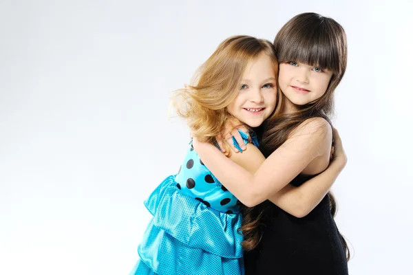 Portrait de deux filles en studio — Photo