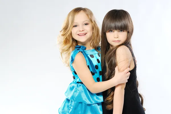 Portrait de deux filles en studio — Photo