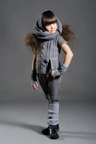 Elegantní malá holčička v ateliéru — Stock fotografie