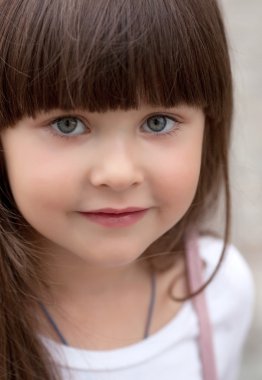 Dışarıdaki küçük kızın portresi.