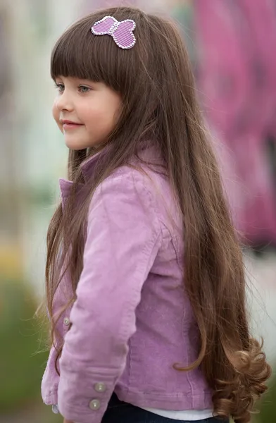 Ritratto di bambina all'aperto — Foto Stock