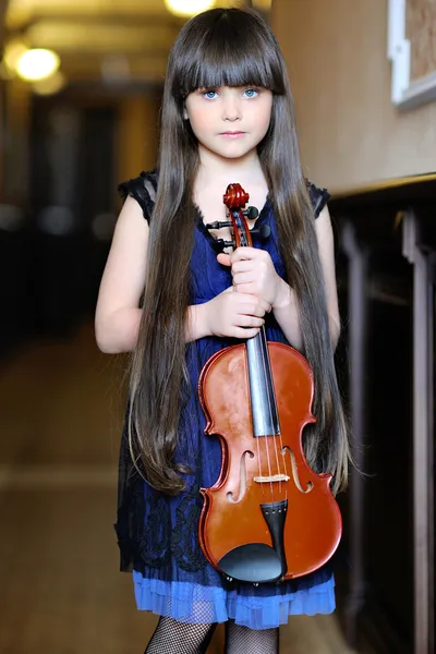 Portrait d'une petite fille avec un violon — Photo