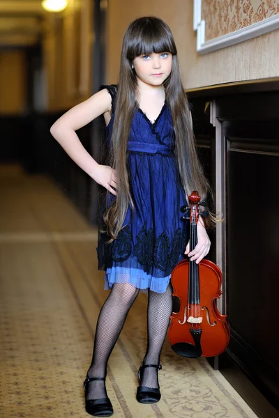 Portrait of a little girl with a violin — Stock Photo, Image