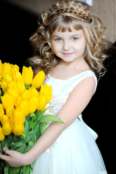 Portrait of a beautiful girl with flowers — Stock Photo, Image