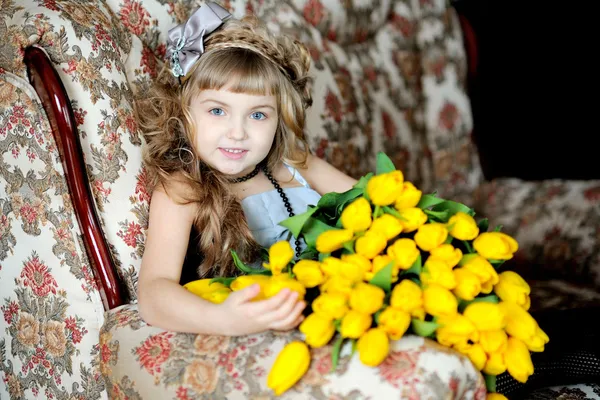 Portrait d'une belle fille avec des fleurs — Photo