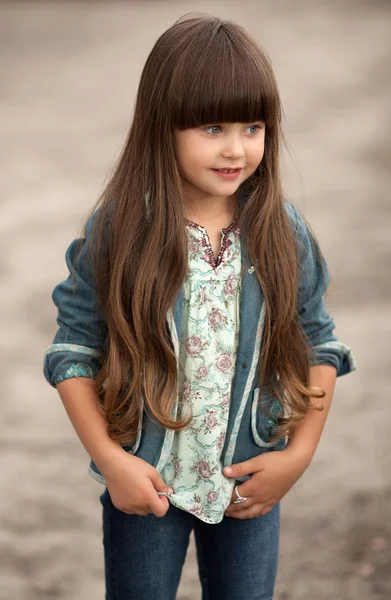 Portrait de petite fille en plein air — Photo