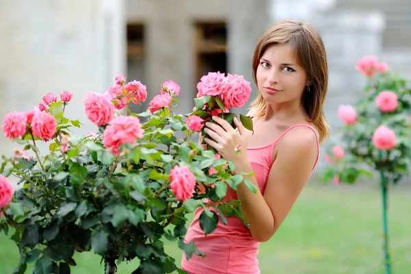 Porträtt av en vacker ung flicka med blommor — Stockfoto