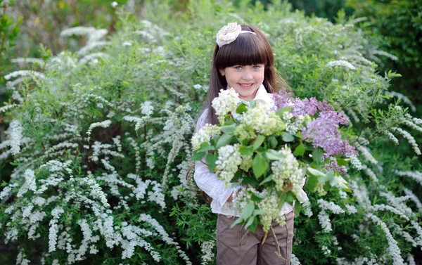 Retrato de uma menina bonita com flores — Fotografia de Stock