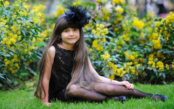 Portrait d'une belle fille avec des fleurs — Photo