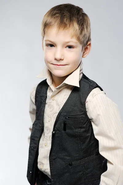 Retrato de pequeño chico con estilo — Foto de Stock