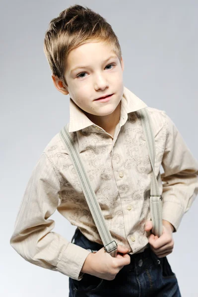 Портрет маленького стильного мальчика — стоковое фото