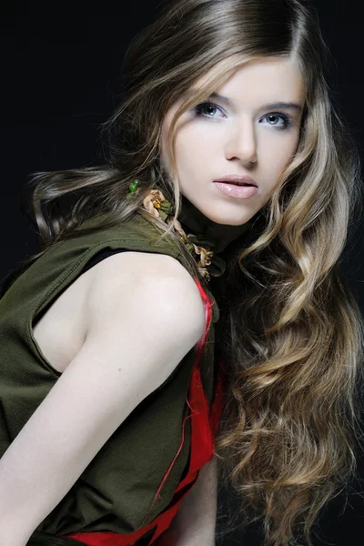 Retrato de una hermosa chica en el estudio — Foto de Stock