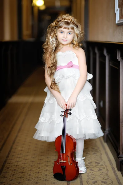 Retrato de una niña con un violín — Foto de Stock