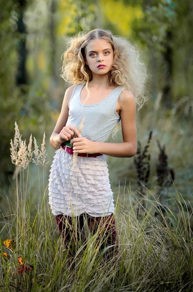 Portret van een schoonheid en mode meisje — Stockfoto