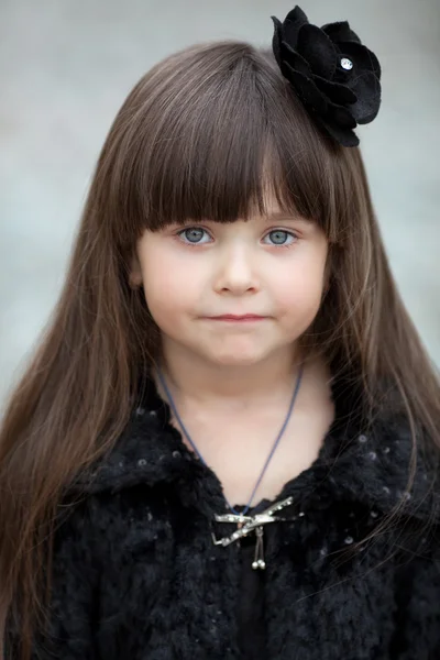 Portret van een klein meisje buiten — Stockfoto