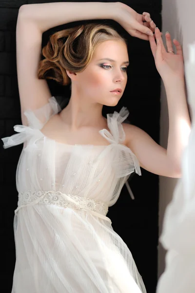 Ritratto della giovane bella sposa — Foto Stock