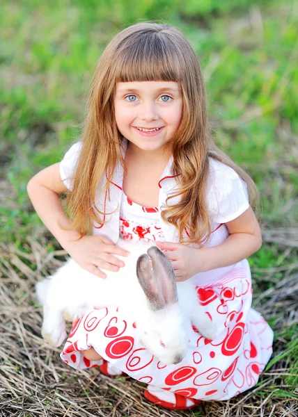 Portrait of a beautiful little girl in the summer — Stockfoto
