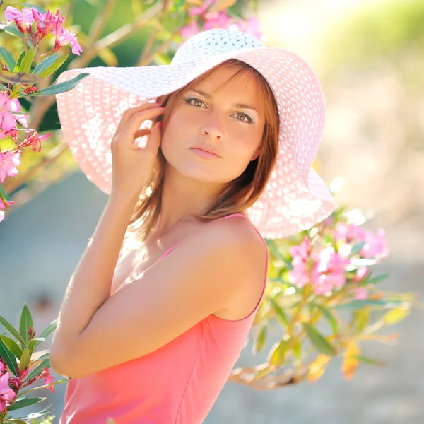 Πορτρέτο του μια όμορφη νεαρή κοπέλα με λουλούδια — Φωτογραφία Αρχείου