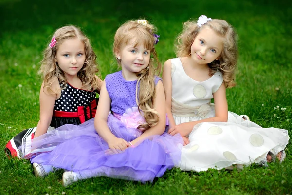 Portret trzech dziewczyn Zagraj w lecie — Zdjęcie stockowe
