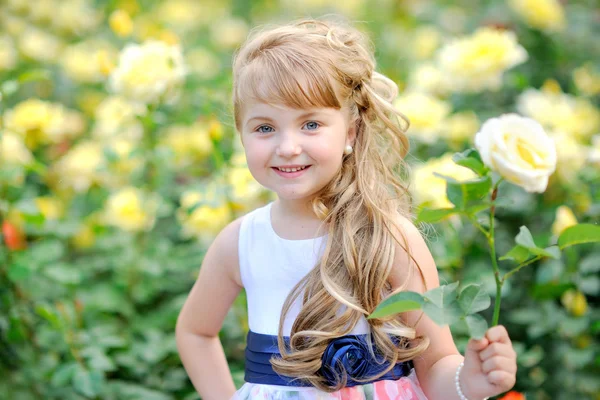 Portret van een mooi klein meisje in de zomer — Stockfoto