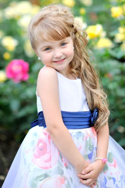 Retrato de una hermosa niña en el verano — Foto de Stock