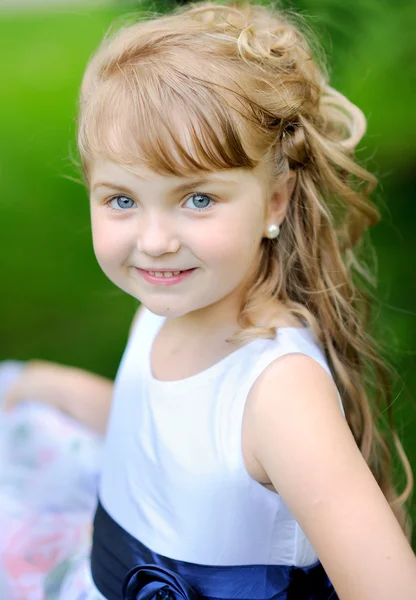 Retrato de una hermosa niña en el verano — Foto de Stock