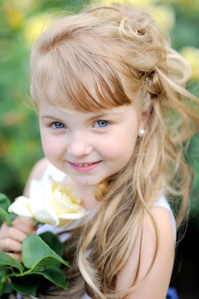 Portrait of a beautiful little girl in the summer — Stock fotografie