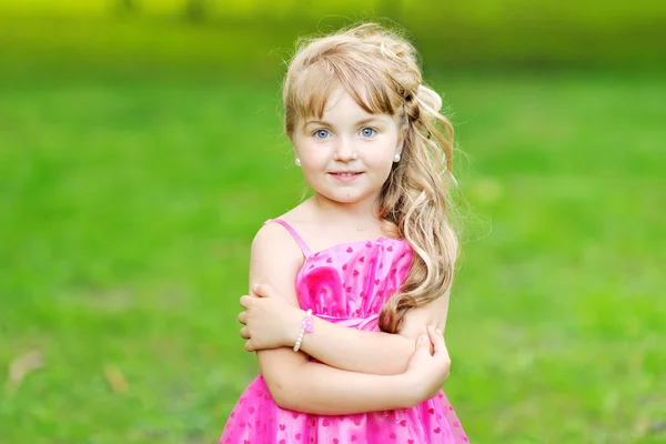 Portret van een mooi klein meisje in de zomer — Stockfoto