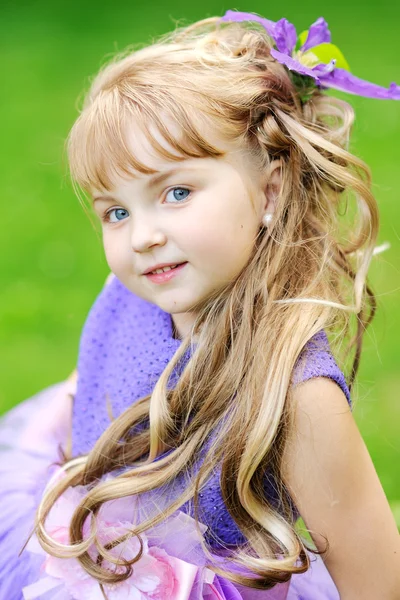 Portrait of a beautiful little girl in the summer — 图库照片