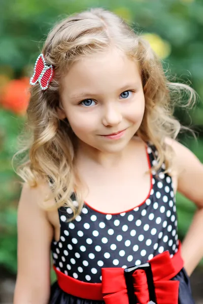 Retrato de una hermosa niña en el verano — Foto de Stock