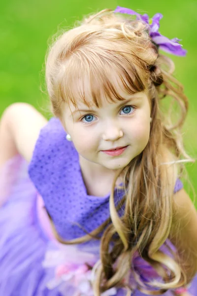 Portrait of a beautiful little girl in the summer — 图库照片