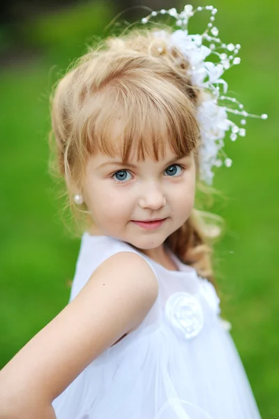 Portrait of a beautiful little girl in the summer — ストック写真