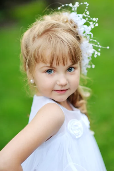 Portrait d'une belle petite fille en été — Photo