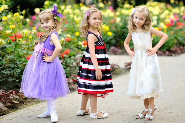 Retrato de tres novias juegan en el verano — Foto de Stock