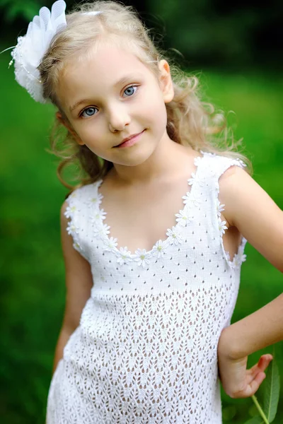 Portrait of a beautiful little girl in the summer — 图库照片