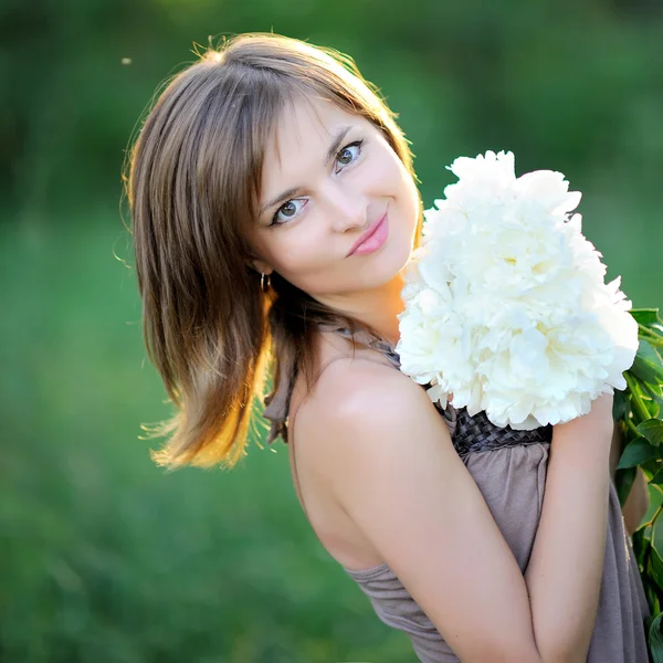 Portret van een vrouw met een bloemen — Stockfoto