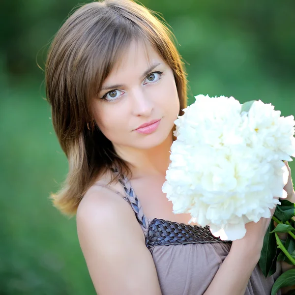 Retrato de una mujer con flores — Foto de Stock
