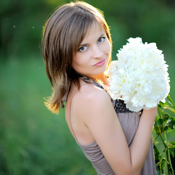 Retrato de una mujer con flores —  Fotos de Stock