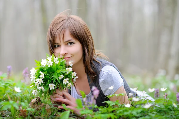 Porträtt av en kvinna med en blommor — Stockfoto