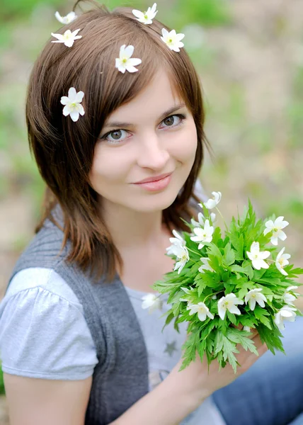 Retrato de una mujer con flores —  Fotos de Stock