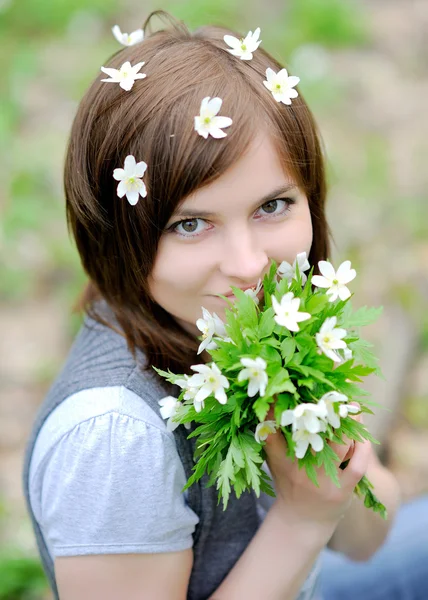 A virágok egy nő portréja — Stock Fotó