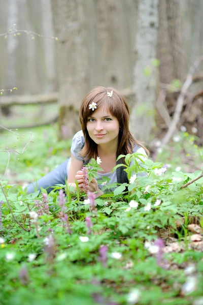 花を持つ女性の肖像画 — ストック写真