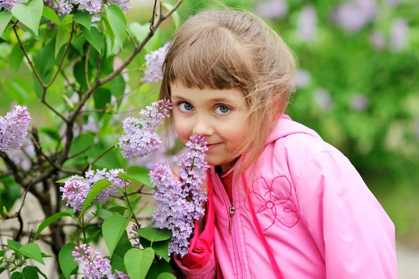 Porträt eines schönen Mädchens mit Blumen — Stockfoto