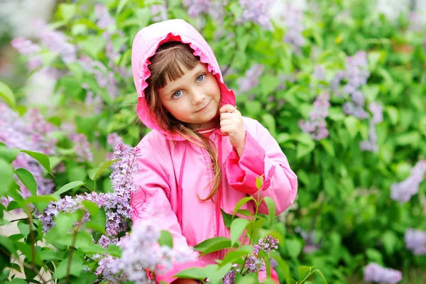 Portrét krásné dívky s květinami — Stock fotografie