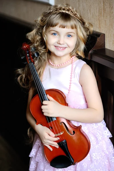 Portret dziewczynki ze skrzypcami — Zdjęcie stockowe